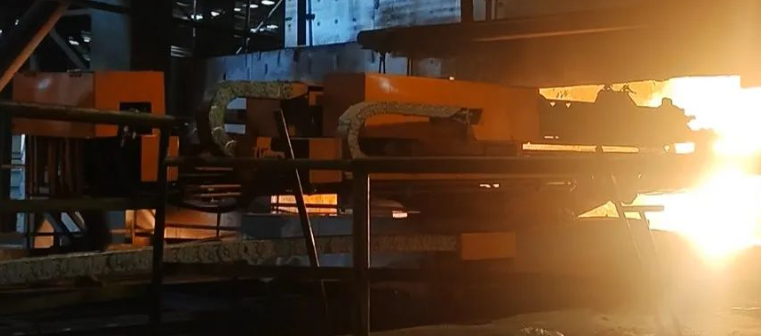 出爐機器人在礦熱爐行業的應用：解決行業痛點，提升生產效率